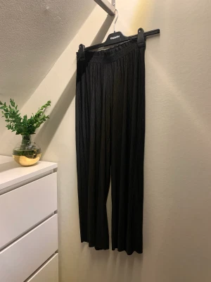 Flowy Byxor - Svarta flowy byxor med otrolig stretch! Perfekt en varm sommardag då tyget är tunnt och luftigt