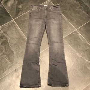 Only Jeans - Flared/bootcut jeans använd 2-3 gånger helt ny sick orginal pris 500kr. Grå jeans vädligt fina på 