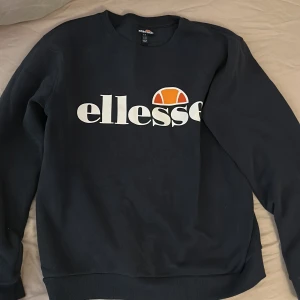 Tröja - Ellesse tjocktröja från Zalando i färgen marinblå. Använd ett fåtal gånger. Nypris 799kr