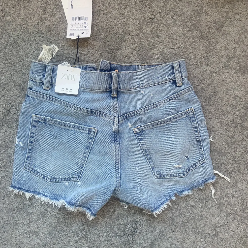 Jätte fina jeansshorts från zara. Helt oanvända då jag köpte dom förra sommarn och de har blivit för små💓. Shorts.