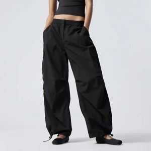 Baggy streetweare från weekday - Köpta från weekday i fel stolek. På bilden har modellen svarta men dom jag säljer är gråa. Andvänd ett flertal gånger. Nypris 570kr  Hör av dig för mer info 💋💋💋