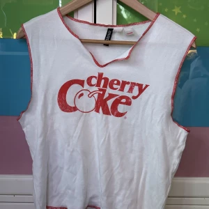 Cherry Coke linne  - Cherry Coke croppat linne från HM 