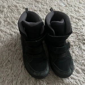 Vinter skor till er lillebror,barn skit sköna och snygga,varma.  - Vill sälja för min lillebror har växt passar it honom. 