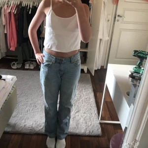 Jeans - Säljer dessa superfina midwaist jeansen eftersom att jag har tröttnat på dem🥲 de passar mig bra i midjan och i längden (jag är 165 cm)🤩💗👌Köpt för ca 1,5 år sedan då de kostade ca 350 kr👍🥰😁