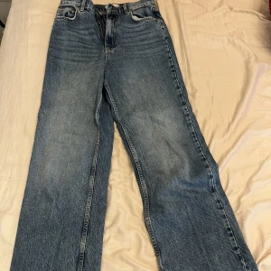 Mörkblå jeans - Knappt använda 