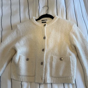 Cardigan  - Säljer nu min fina kofta från Massimo dutti med guld knappar, använd ett par gånger men i väldigt fint skick😊helt slutsåld. Vit/krämvit i färgen💗  storlek S