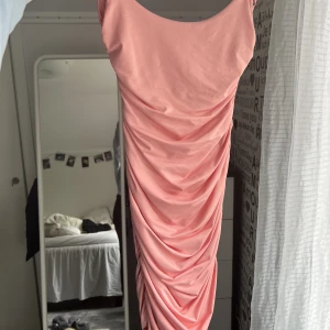 klänning - säljer denna drömmiga klänning från oh polly! den kommer tyvärr inte till den användning som den borde göra! använd max 10 ggr sparsamt så den är som ny! köp för ca 500 (säljs inte mer)  så säljer för 300!💓 tveka inte på att höra av dig vid fler frågor⭐️