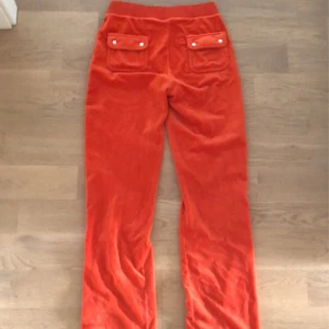 Juicy couture - Orangea jätte coola juicy byxor som lyfter upp vardagen med jätte fin färg som passar bra till sommaren😍 jätte skönt material!