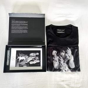 Svart Limitato T-shirt med Jimi Hendrix som motiv. Storlek M. Nästintill oanvänd, skick 9/10. Box med innehåll tillkommer.