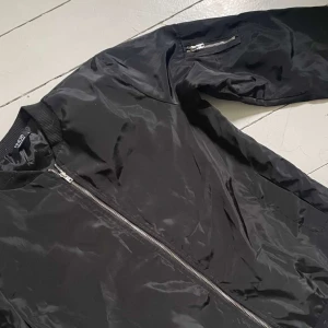 Bomberjacka - Bomberjacka i tunt tyg så perfekt under sommaren. Änvänd 3 gånger max