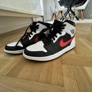 Jordans helt oanvända  - Säljer ett par Jordans helt oanvända. Hör av för fler frågor eller bilder💕