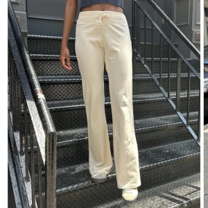 Brandy Melville byxor - Mjukisbyxor från Brandy Melville. Jättefina och sköna men alldeles för långa för mig som är 160! Onezize men skulle säga att de passar allt från XS - L. Bara att skriva vid frågor! Köparen står för frakt.