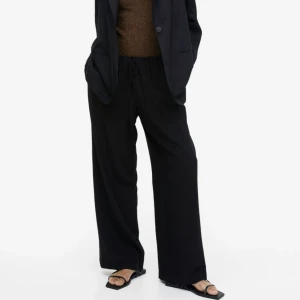 Vid byxa  - Storlek M men passar S jättesköna och snygga. Liknar svarta linnebyxor fast mer goa i materialet😍 aldrig använda. Köptes för 299kr