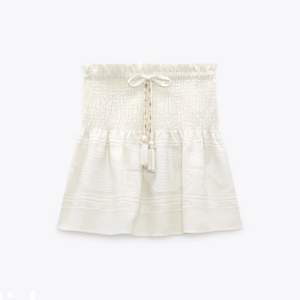 Supersöt kjol från zara! Helt ny, använd 1 gång.  I storlek M, säljer för 280kr!💕💕
