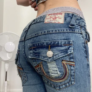 Storlek 26/32 - Köpte dessa på ebay men de är för små för mig. Jag har vanligtvis storlek 34 i jeans så du som är storlek 30-32 skulle säkert passa bra i dem☺️ superfin kvalité verkligen! Midjemått: 68 cm och innerbenslängd ca 79 cm
