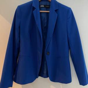 Blå kostym! Använd 2 ggr. Strl 40 i kavaj och strl 38 i byxor. Säljs endast med båda delar och ej separat. 