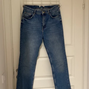 Jeans - Jean oanvända väldigt snygga men tyvär för små för mig vid låren de har ett litet slitt vid benen och väldigt fina där bak 