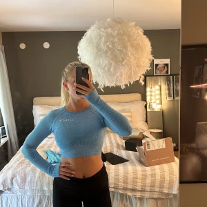 Träningstopp - Croppad träningstopp från completeclothing.se. Använd ca 2 gånger så är i nyskick. Nypris 349kr säljer för 80kr. Köp via ”köp nu” knappen🩷