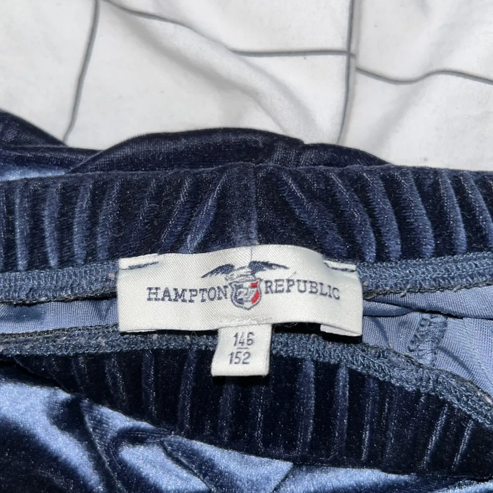 Jättesnygga sammet shorts i mörkblå från Hampton republic! . Shorts.