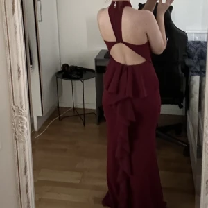 Klänning  - Säljer min röda klänning den är köpt i Kosovo storleken är S har använt den bara en gång så den är helt ny 