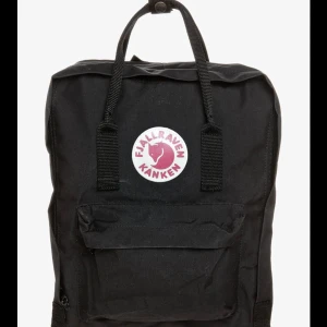 fjäll räven väska  - fjällräven väska i den ”vanligaste” storleken. ser ut som på bilden men har några få repor. använd i ett halvår. inköpt för 1200. kom privat för fler bilder så kan vi också diskutera priset men nån stans runt 500 :)