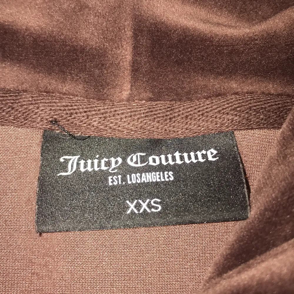 En jätte fin juicy couture tröja i storlek xxs 💓säljer pågrund av att den har blivit lite liten för mig.  Har också byxor i xs till tröjan. Skulle kunna tänka mig o byta detta set mot ett juicy sett💓🤍💎klicka inte på KÖP DIREKT . Tröjor & Koftor.