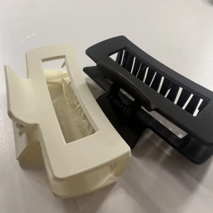 Hårklämmor - Säljer dessa hårklämmor då de ej kommer till användning. En är krämvit och den andra är mörk grå som ni ser på bilderna.  ⚠️Kan köpas styckvis⚠️ säljer båda klämmorna för 30 kr eller 20 kr styck! Hör av er vid frågor eller intressen!💕😻😻