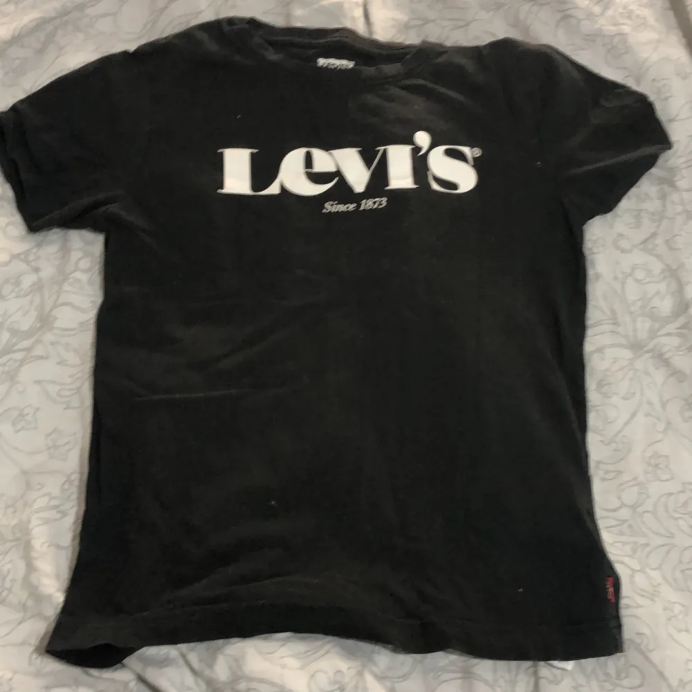 En svart Levis T-shirt . T-shirts.