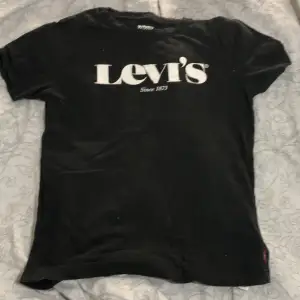 En svart Levis T-shirt 