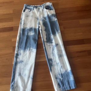 Cloud print Skate Fit Jeans - Nästan helt nya jeans från det populära märket Jaded London. Mycket bra skick, endast använda två gånger. 