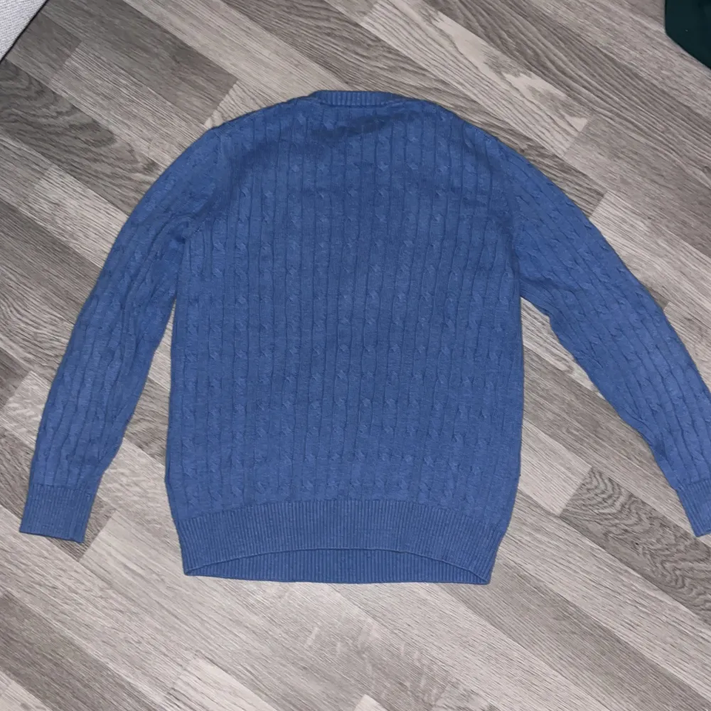 En blå stickad gant tröja som knappt är använd i storleken xs/S och kan bäras som både tjej och kille. Priset kan diskuteras . Tröjor & Koftor.