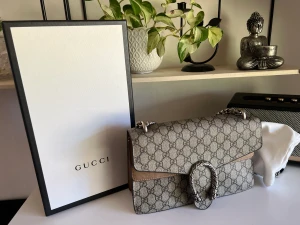 Gucci DIONYSUS SMALL GG SHOULDER BAG - Sälja min Gucci dionysus small gg shoulder bag som kommer inte använda länge. Det är ingen fel eller slitande på väskan, finns flera bilder. Väskan är begagnade och jag har inte kvitto med mig längre så tänker jag sälja den för billigare pris