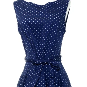 Jättesnygg klänning! Ny. Strl 36. - Ny klänning i mörkblått med vita prickar. Klassiskt skuren med vidd i kjolen. Passar alla tillfällen. Är för stor för mig. Vid köp av flera klädesplagg lan paketpris ges. Har mkt kläder i strl 36, 34 (även  38) jag säljer då de är för stora.