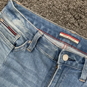 Tommy Hilfiger jeans - Sköna jeans med högre midja och ben som slutar vid ankel 💘💘Köpta i USA och helt slutsålda