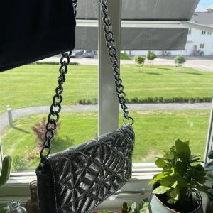 Silvrig väska  - Så fin silvrig väska!! Inga defekter, frakt tilkommer❤️