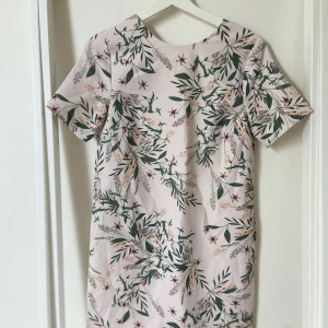 Blommig klänning  - Blommig sommar klänning. Använd fåtal gånger 