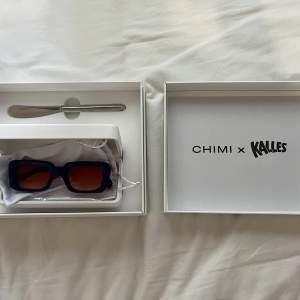 Säljer ett par sällsynta Chimi x Kalles solglasögon. Har aldrig använts utan bara prövats en gång. Kan gå ner i pris vid en snabb affär. Skriv ett meddelande vid eventuella frågor. /Calle