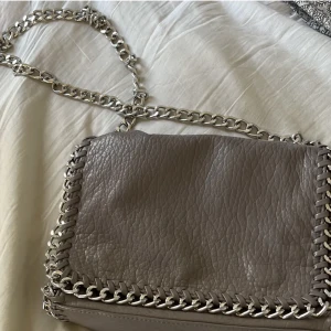 Tiamo väska - Säljer min grå tiamo väska, bra skick. Använder ej längre. Hör av dig vid frågor & funderingar.