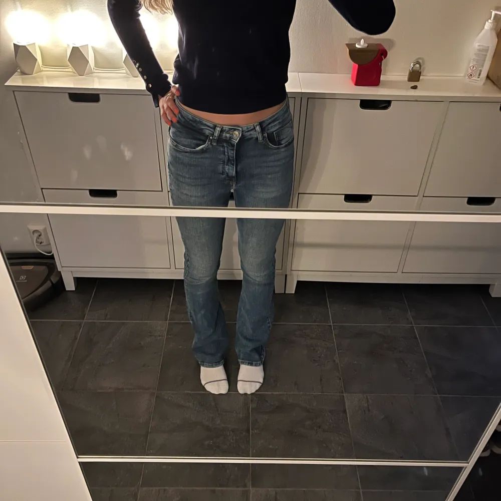 Super fina stretchiga jeans från only köpta i Frankrike. storlek S/32, jag har vanligtvis 34/36 på jeans och de passar💗. Jeans & Byxor.