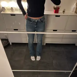 Super fina stretchiga jeans från only köpta i Frankrike. storlek S/32, jag har vanligtvis 34/36 på jeans och de passar💗