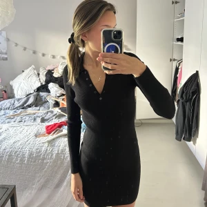 Klänning - Svart ribbad klännig från stradivarius som är använd vid två tillfällen. Har en krage med knappar. Skriv för mer bilder🤗🤗