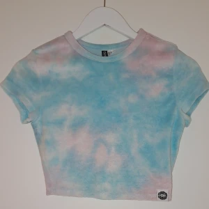 Färgglad tröja - Rosa blå frotté tröja från Hm i märket crazy labs köpt 2021, knappt använd och sitter väldigt fint på, xs