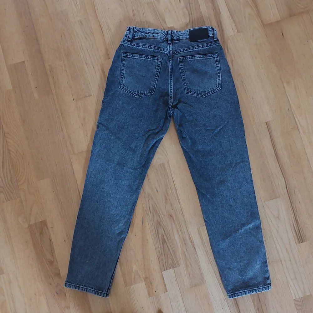 Jag säljer ett par Grunt Jeans dark grey street loose fit, stl 164. Använda endast några gånger då dom snabbt blev för små, superbra skick. Nypris 599kr. . Jeans & Byxor.
