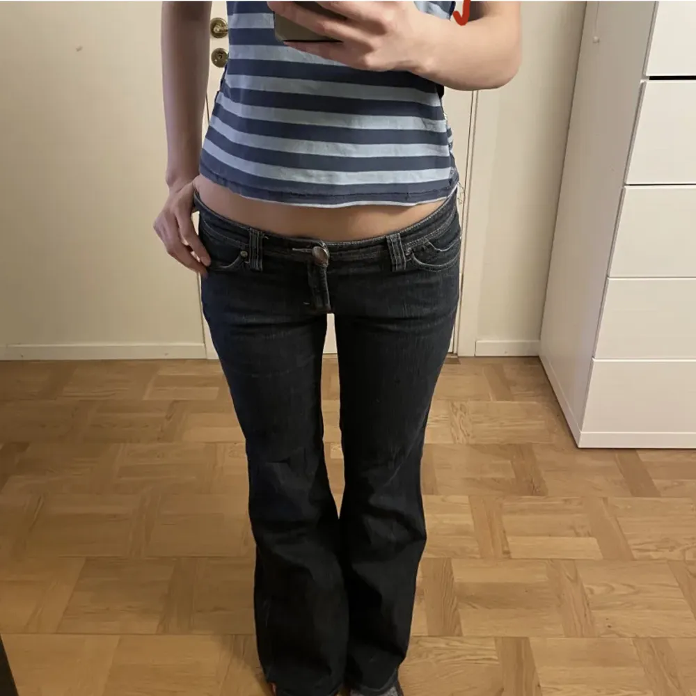 Finaste lågmidjade bootcut jeansen jag är runt 158-160 och har storlek 34-36 I jeans! LÅNAD BILD!. Jeans & Byxor.