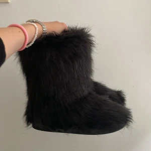 H&M fluff skor i svart - Säljer pga att de inte kommer till andvänndning 
