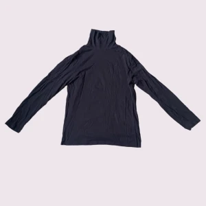 Marinblå polotröja - Lite mer ”slapp” variant av polotröja, tunnare material än den svarta