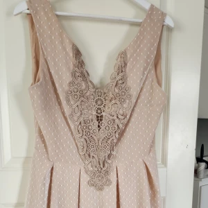 Vacker klänning - Jätte vacker klänning i gammaldags rosa med roseguld spetsig uringning