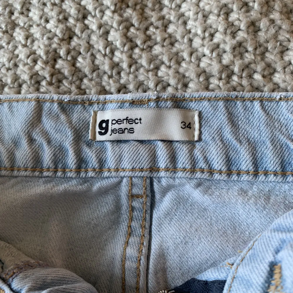 90’s highwaist jeans med hål i knäna . Jeans & Byxor.