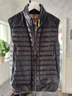 Parajumpers väst  - Säljer då jag ej använder den längre, fint skick förutom ett litet hål längst ner i vänstra hörn. Meddela för fler bilder/frågor 