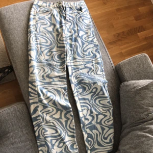 Coola flared jeans  - Mönstrade flared jeans från Shein. Högmidjade. Blåvita. Helt oanvända 🫶
